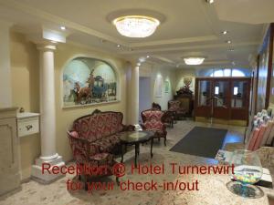 萨尔茨堡腾纳沃特别墅的一间酒店客房,配有椅子和桌子