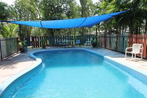 Marrakai克罗博里公园酒馆酒店的蓝色的游泳池