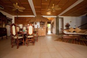 拉迪格岛拉迪格翡翠别墅的客厅配有沙发和桌椅