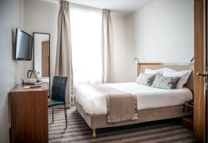 巴黎埃菲尔艺术酒店的酒店客房设有床和窗户。