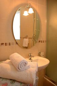 弗尔尼亚奇卡矿泉镇Love Apartment的浴室配有盥洗盆、镜子和毛巾