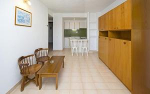 卡拉隆加卡拉约加海滩酒店的厨房以及带桌椅的起居室。