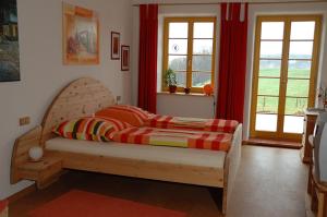StruppenÖkopension Villa Weissig的一间设有床铺的卧室,位于带窗户的房间内