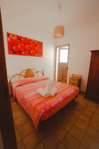 圣维托罗卡波SanvitoTour - Le Terrazze的一间卧室配有一张床和西红柿画