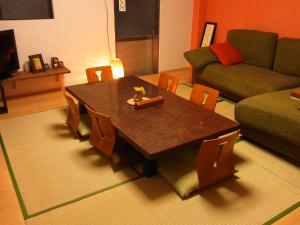 白滨白滨旅馆的客厅配有桌子和沙发