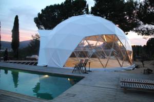 巴涅雷斯德马里奥拉MasQi, The Energy House的帐篷位于游泳池旁