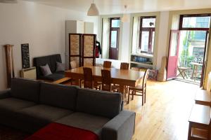 波尔图Loft Taipas的客厅配有沙发和桌椅