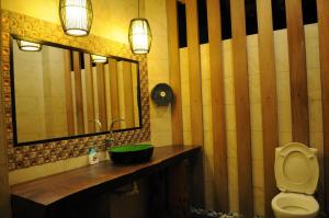巴特沃思滨海东方酒店 的一间带水槽、镜子和卫生间的浴室
