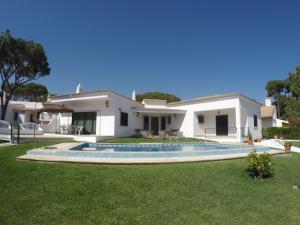 维拉摩拉Vila Ninita的庭院中带游泳池的房子
