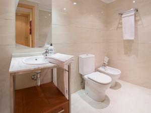 德尼亚Vilamar VyB的白色的浴室设有卫生间和水槽。