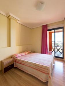德尼亚Vilamar VyB的一间卧室设有一张床和一个大窗户