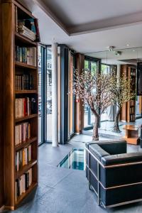巴黎埃菲尔艺术酒店的客厅设有书架和沙发