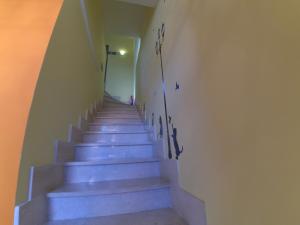 阿其利亚RoMare, tra Roma e il Mare的大楼内的楼梯,有白色的楼梯和墙壁