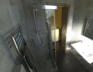 阿其利亚RoMare, tra Roma e il Mare的一个带盥洗盆的浴室内的淋浴间