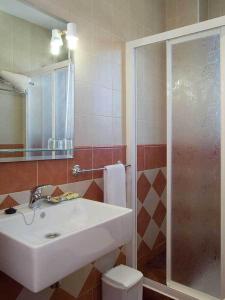Cuesta de la Palma德尔波尼恩特田园酒店的一间带水槽和淋浴的浴室