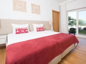 塔维拉蒙塔维拉乡村民宿的一间卧室配有一张带红色毯子的大床