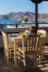 GrikosGrikos Hotel的海景露台配有桌椅