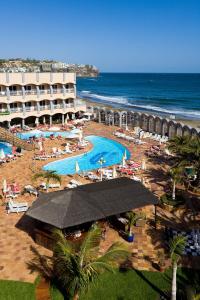 圣阿古斯丁圣奥古斯丁海滩俱乐部酒店的享有带游泳池和海洋的度假胜地的景致