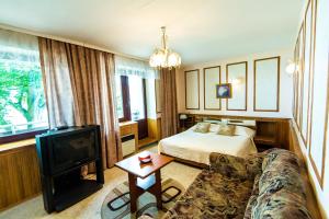 克莱佩达Palva的酒店客房,配有床和电视