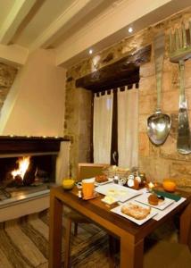 蒂米萨那Guesthouse Theonimfi的一间带桌子和壁炉的用餐室