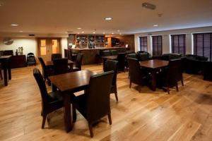 Borve博孚旅馆的一间带桌椅的用餐室和一间酒吧