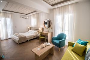 纳克索乔拉Polis of Naxos Boutique Hotel的一间卧室配有一张床、一张沙发和一张桌子