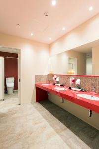 松本松本M酒店 的浴室设有红色盥洗盆和镜子