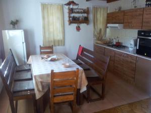 沃利乌格乡Cabana Ninel的厨房配有桌椅和冰箱。