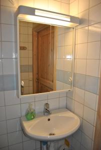 奥萨Orsastuguthyrning - Stenberg的一间带水槽和镜子的浴室