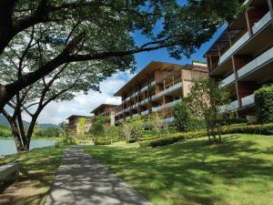 慕斯Atta Lakeside Resort Suite - SHA Plus Certified的公园旁的建筑旁的走道
