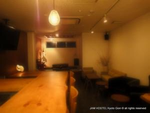 京都京都祗园JAM旅舍的客厅配有木桌和椅子