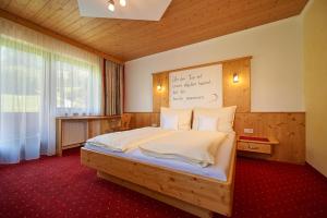 斯拉德明福鲁克斯佩克劳克霍夫旅馆的一间卧室,卧室内配有一张大床