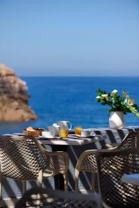 波尔图莱斯弗洛斯蓝色酒店的海滩上一张桌子和一盘食物