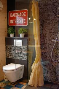 Silenrieux苏黎希尔度假屋的一间带卫生间的浴室和墙上的标志