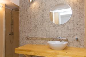 伊兹拉Alleyway House的一间带水槽和镜子的浴室