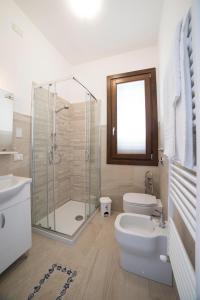 特拉帕尼拉祖迪萨利住宿加早餐旅馆的带淋浴、卫生间和盥洗盆的浴室