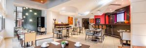 门多萨蒙塔纳斯阿祖勒斯公寓式酒店的一间带桌椅的餐厅和一间酒吧