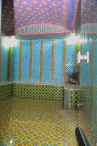塔什干HON SAROY - immerse atmosphere in the epoch of the khans的浴室设有淋浴和彩色瓷砖墙