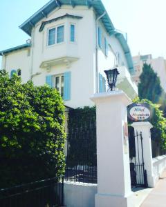 戛纳亚历山大三世酒店的栅栏前有标志的白色房子