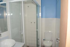 里约热内卢马拉维拉旅馆的一间带卫生间和玻璃淋浴间的浴室