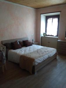 奥斯塔Apartments Il Delfino的一间卧室设有一张大床和一个窗户。