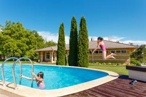 乔尔蓬阿塔东灵卡酒店的两个年轻女孩跳进游泳池