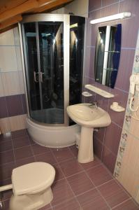 皮亚特拉-尼亚姆茨潘斯恩亚罗莉旅馆的一间带卫生间和水槽的浴室