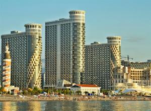 巴统Sebi Apartment Batumi Towers的享有城市及高楼和海滩的景色