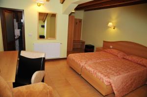 皮亚特拉-尼亚姆茨潘斯恩亚罗莉旅馆的卧室配有1张床、1张桌子和1把椅子