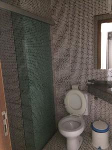里约布兰科伊纳西奥宫酒店的一间带卫生间和玻璃淋浴间的浴室