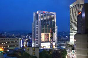 首尔空中花园东大门金斯敦酒店的一座高大的建筑,上面有城市的标志