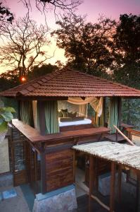 BehraiBaghvan Pench National Park - A Taj Safari Lodge的顶部有屋顶的凉亭