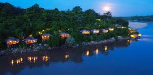 MkalinzuSerena Mivumo River Lodge的水中岛上的一排灯光