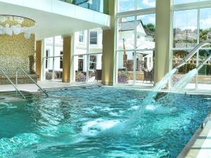 贝德福德洛奇酒店及水疗中心内部或周边的泳池